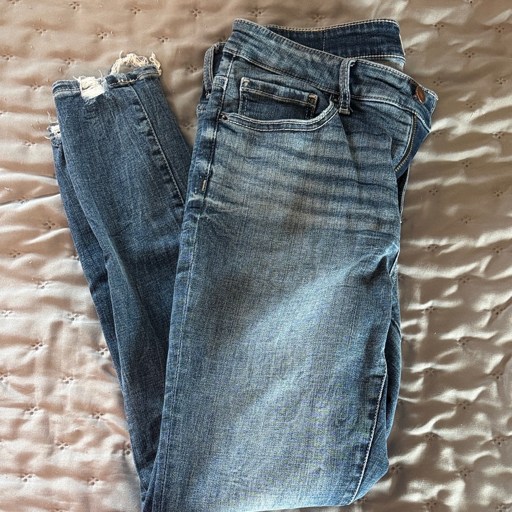 Buckle Women's Lightly Distressed Ankle Skinny Jeans